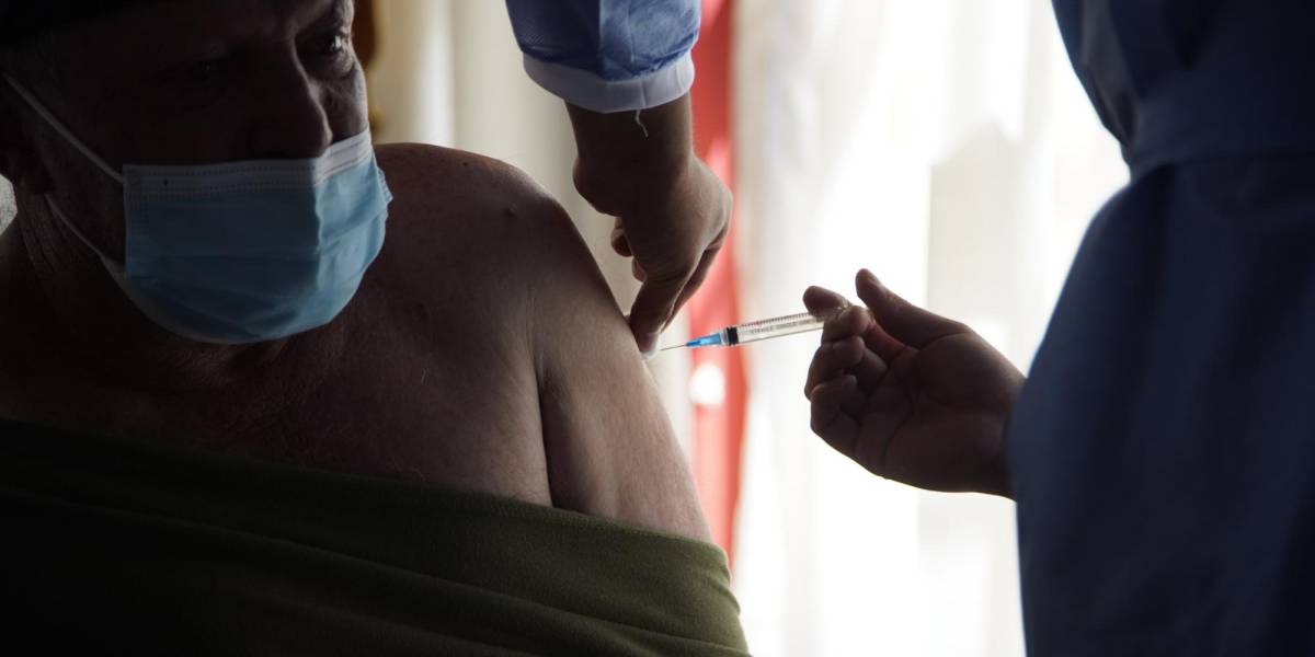 COVID-19: Miles de personas acudieron a centros de vacunación en busca de tercera dosis