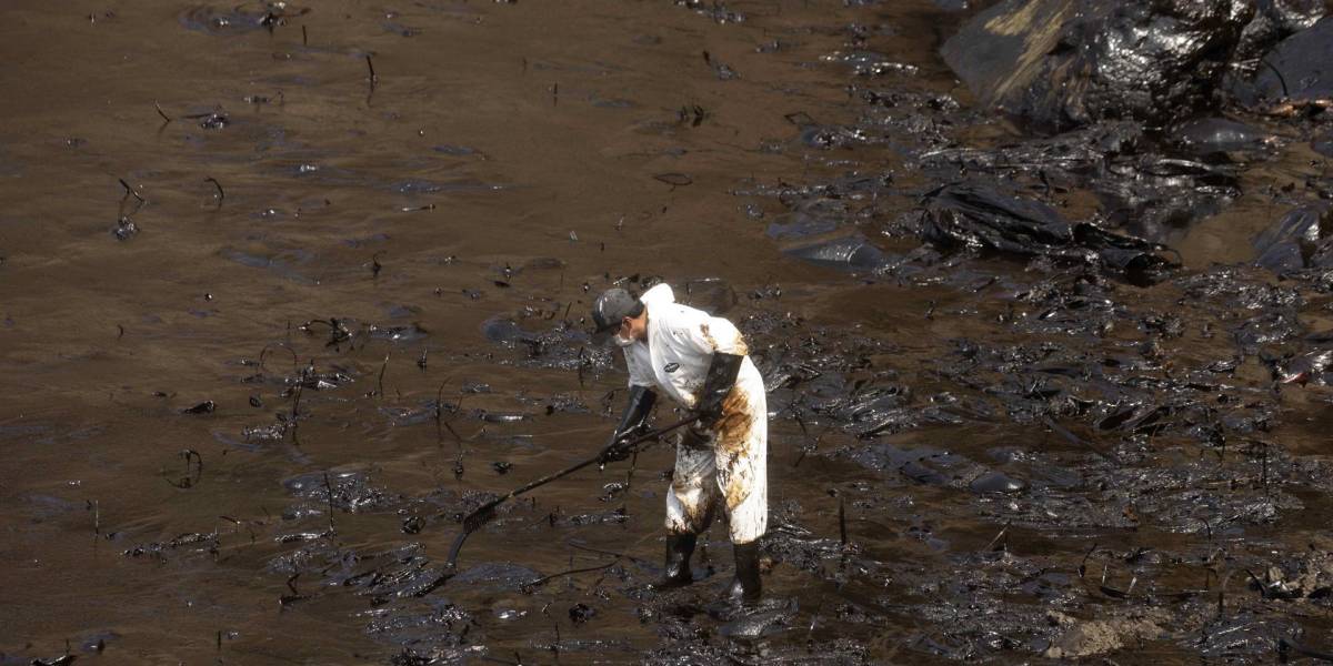 DiCaprio exhibe magnitud del derrame de petróleo de Repsol en costas de Perú