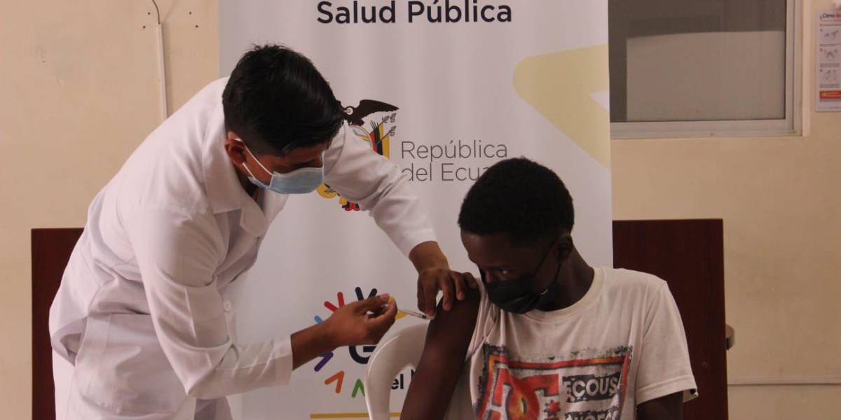 COVID-19: Puntos de vacunación abarrotados este fin de semana en varias zonas de Ecuador
