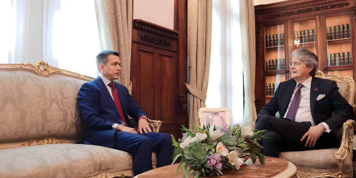 A Lasso le queda máximo un mes en el poder y priorizará la entrega de viviendas