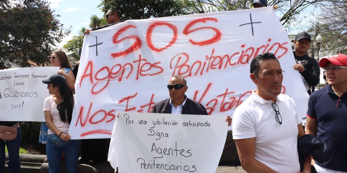 Guías penitenciarios protestaron en la Plaza Grande de Quito para exigir garantías en su trabajo