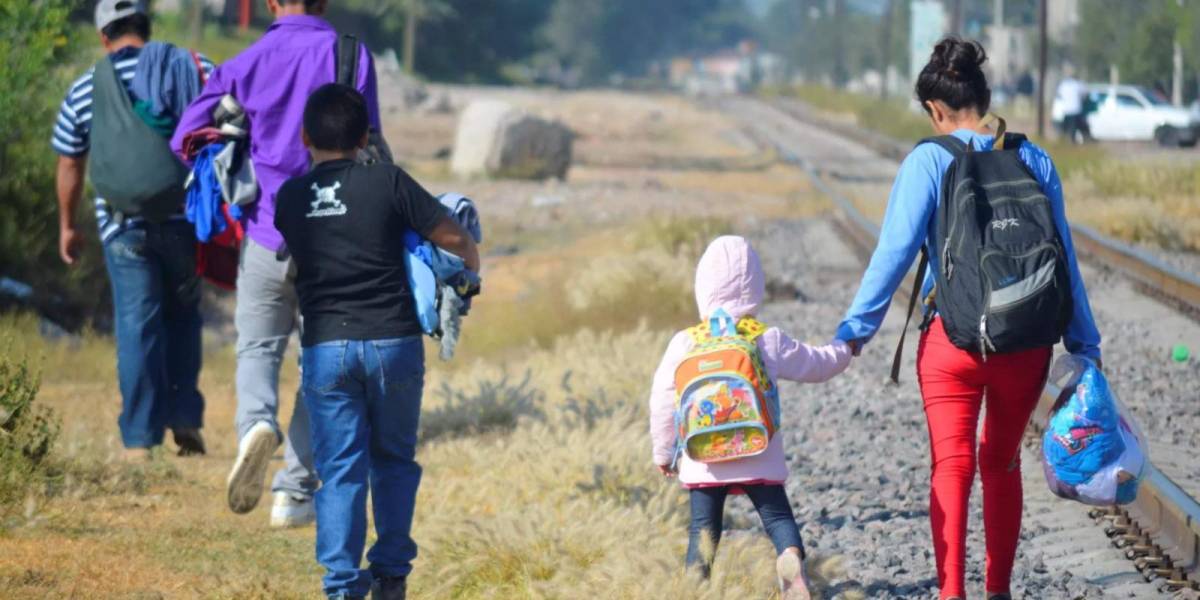 Miles de migrantes intentan llegar a los EE.UU. debido a diversas crisis que enfrentan en sus países.