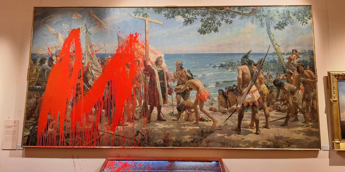 Dos activistas lanzan pintura roja contra un cuadro de Colón en el Museo Naval de Madrid