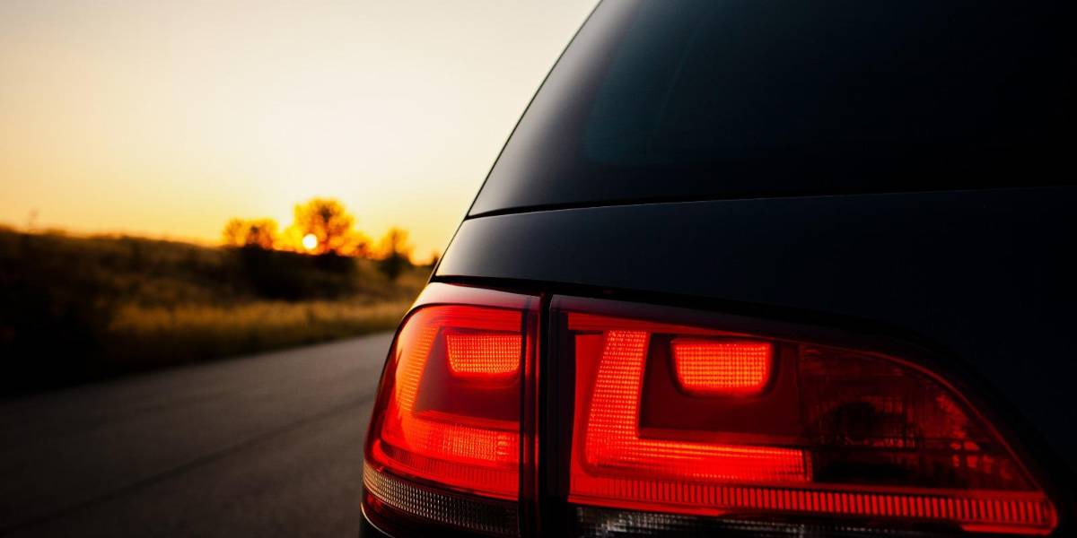 Esto es lo que significa el lenguaje de luces en los carros
