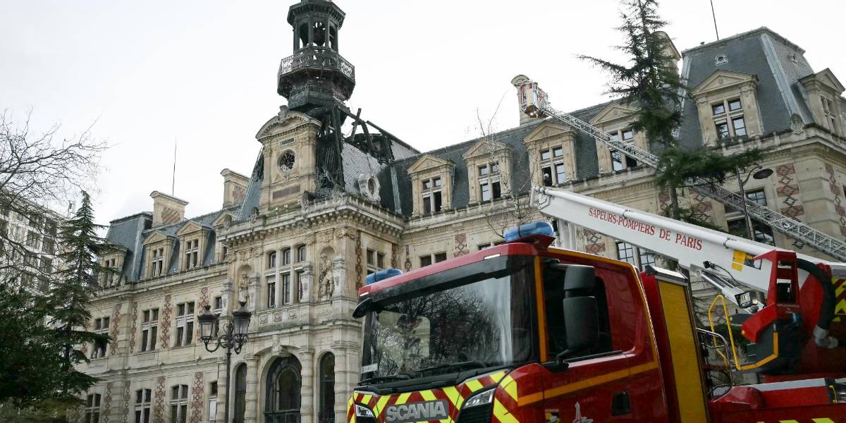 Un incendio sin víctimas provoca graves daños en un ayuntamiento de París
