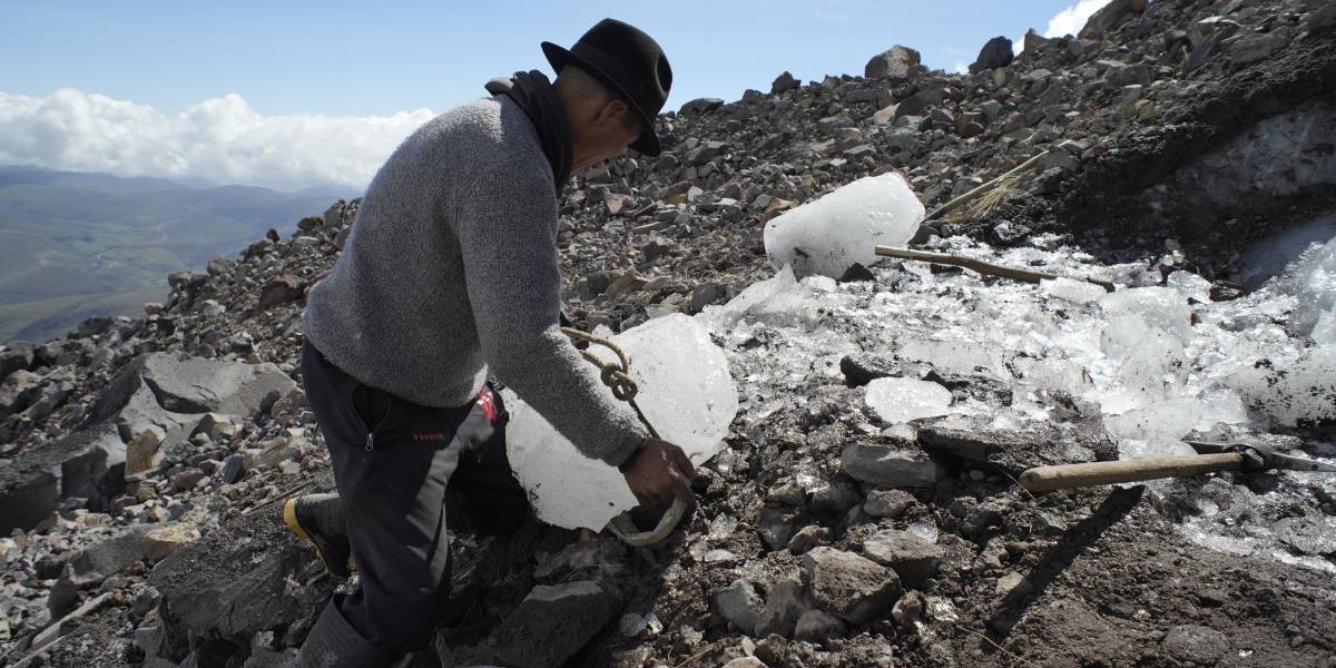 Un artista español plantea combatir la basura espacial con bacterias en el agua del Chimborazo