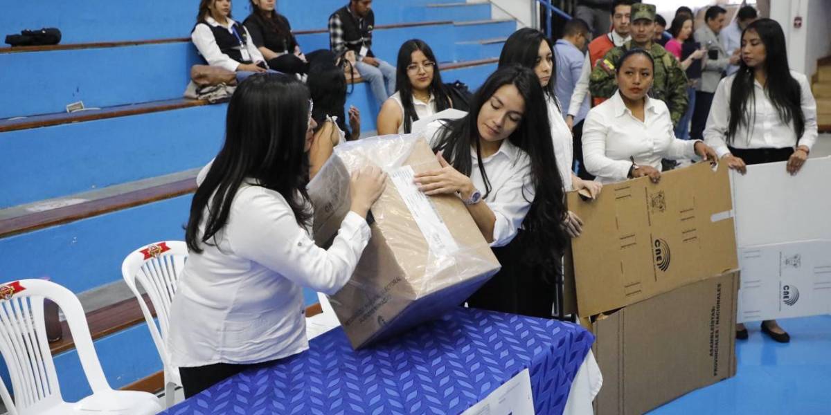 Elecciones Ecuador 2023: el CNE asegura que los kits electorales llegarán a tiempo, pese al retraso en su impresión y distribución