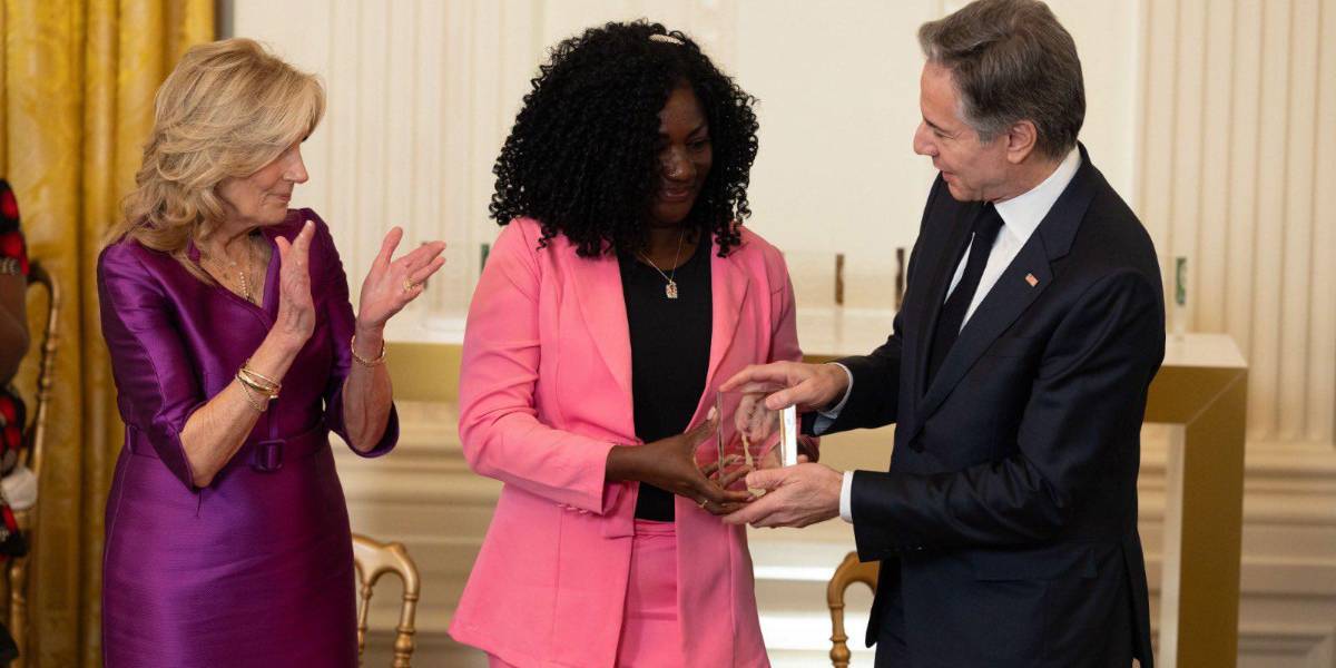 La profesora esmeraldeña Fátima Corozo es galardonada con el Premio Mujeres de Coraje 2024 en EE.UU.