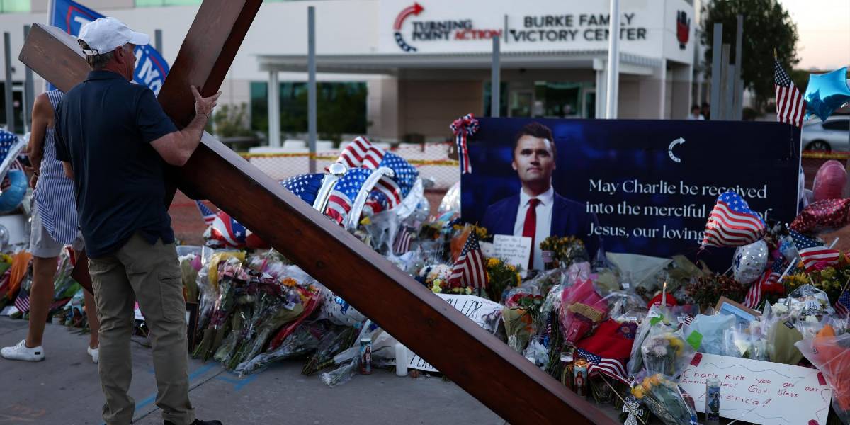 En Estados Unidos buscan imputar al asesino de Charlie Kirk por homicidio agravado y obstrucción de justicia