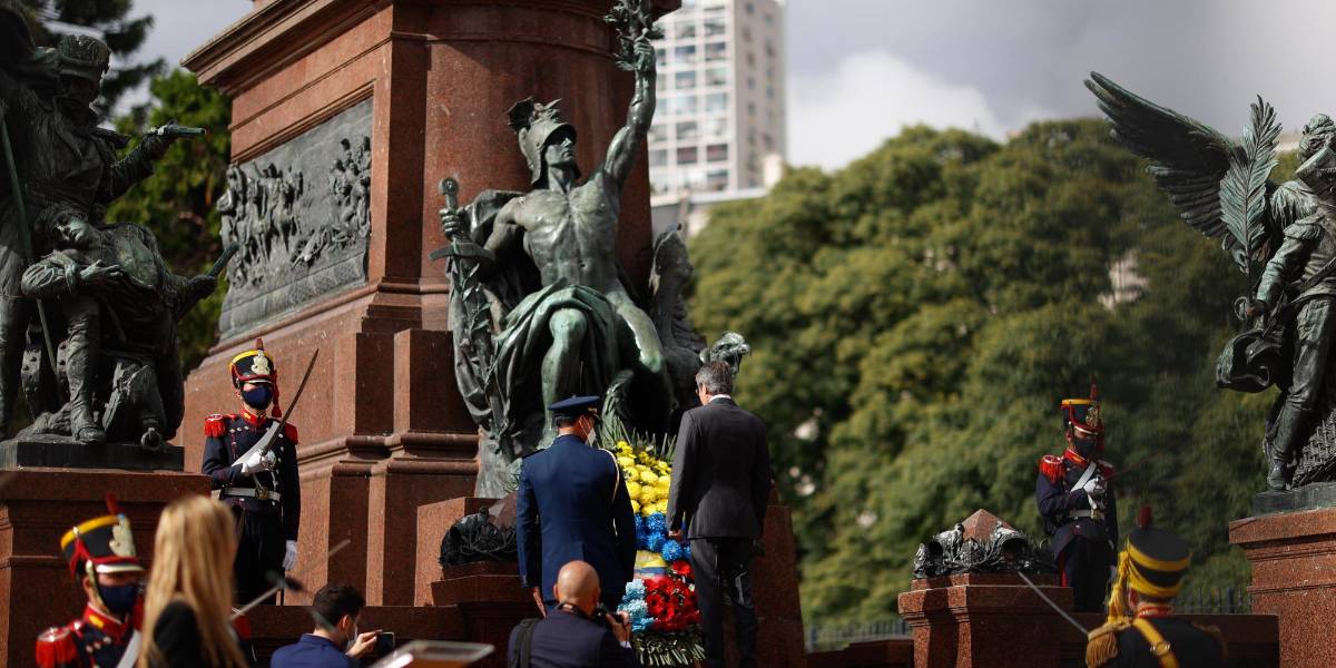 Lasso arranca su visita a Argentina con una ofrenda floral a San Martín