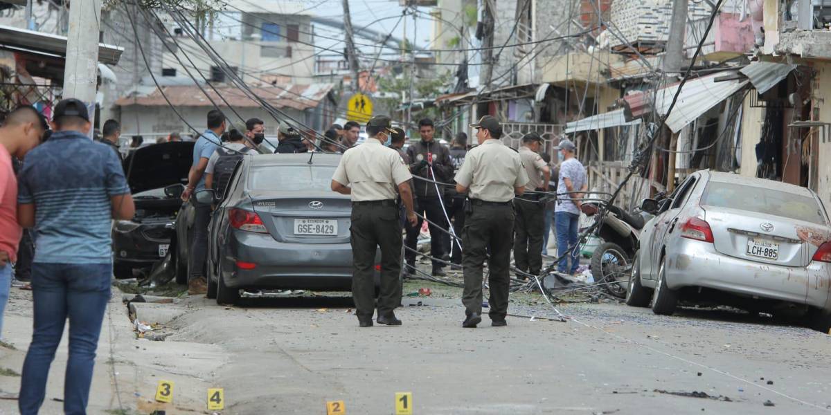 Crimen organizado ataca con explosivos, deja muertos y heridos en Guayaquil
