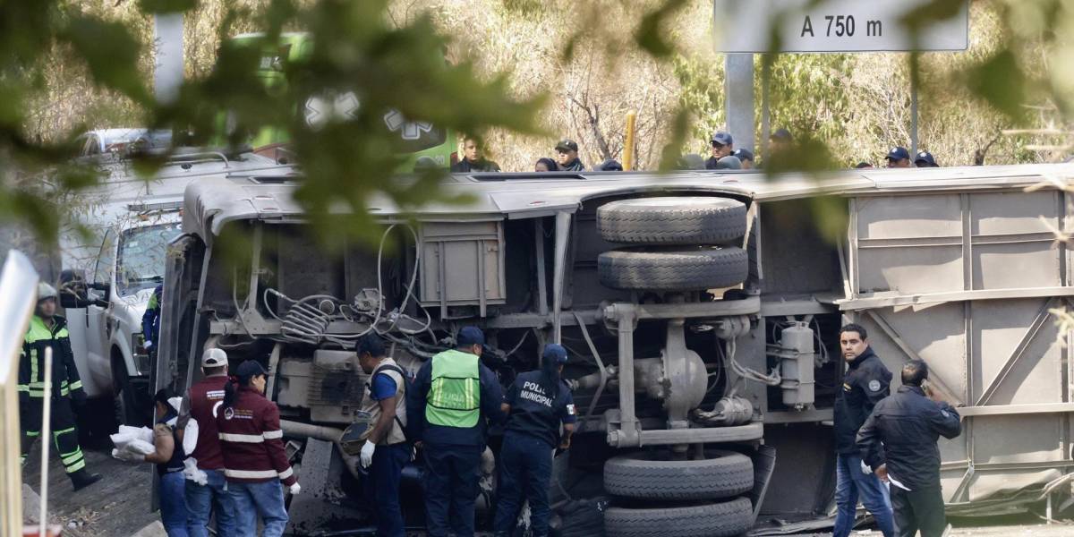 Al menos 14 muertos al volcarse un autobús en el centro de México