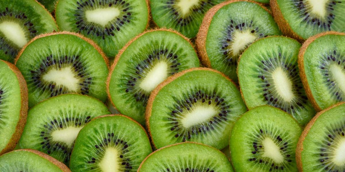 El kiwi y los beneficios que no sabías de la fruta mágica