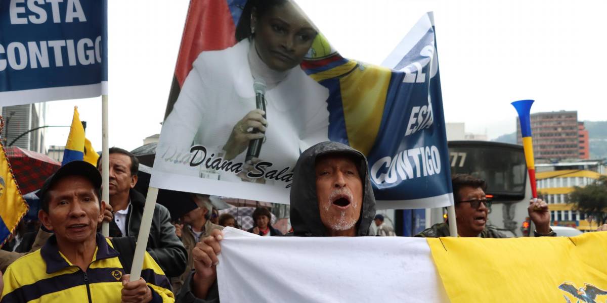 Un grupo de ciudadanos marchó en Quito para respaldar a la fiscal Diana Salazar