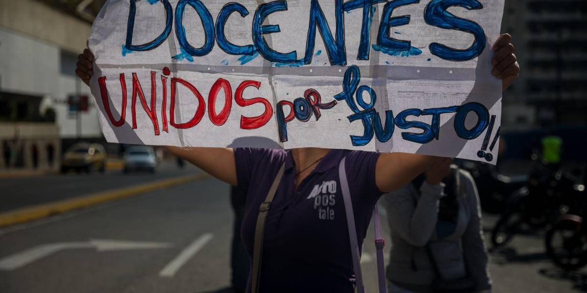 El salario de los profesores en Venezuela es de máximo 11 dólares, según ONG
