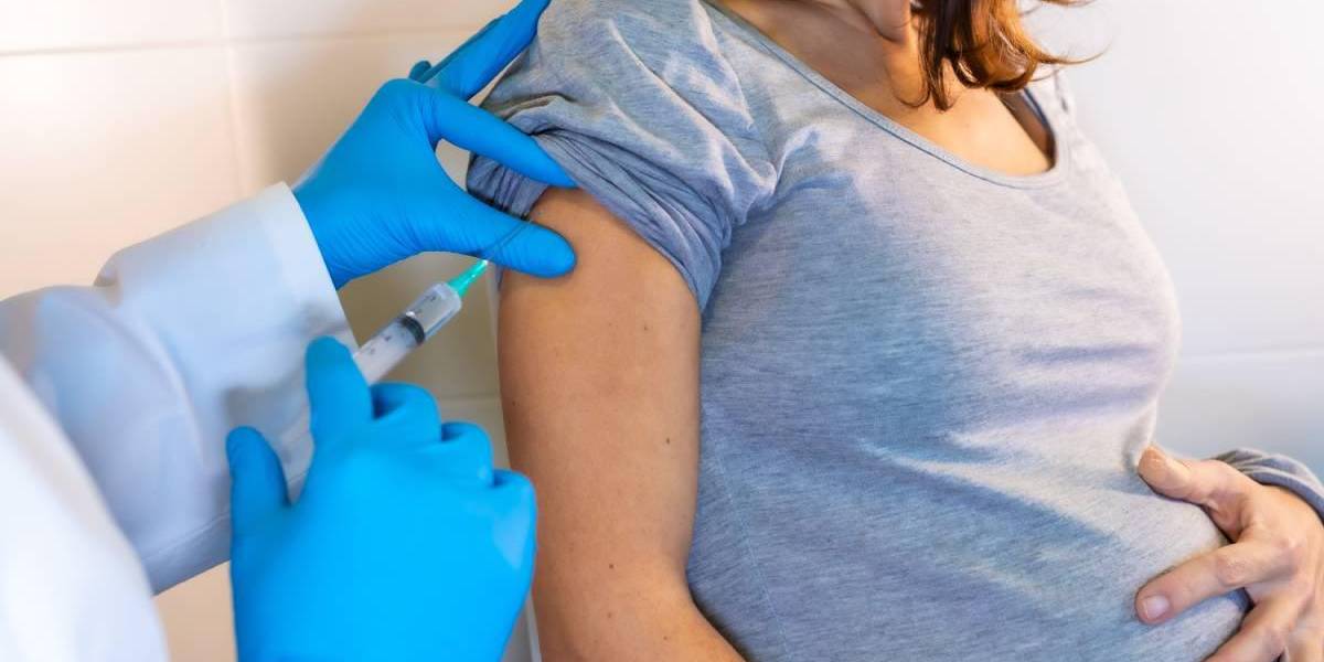 Ginecólogos piden incluir a embarazadas en plan de vacunación
