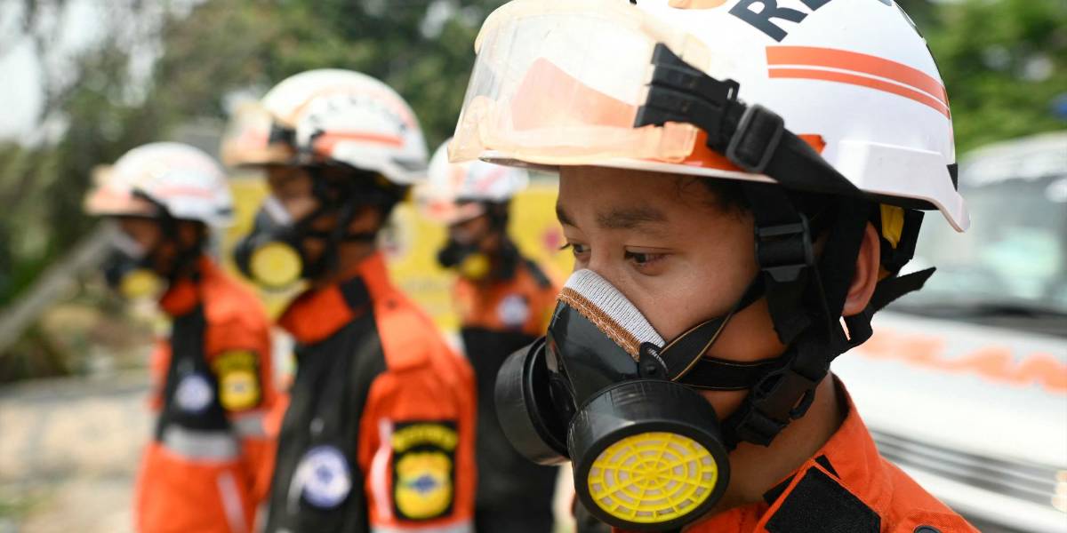 Birmania guarda un minuto de silencio por las más de 2 700 víctimas del devastador terremoto