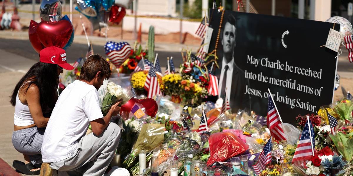 El cuerpo de Charlie Kirk llega a Arizona escoltado por fuerzas de EE. UU. y entre homenajes