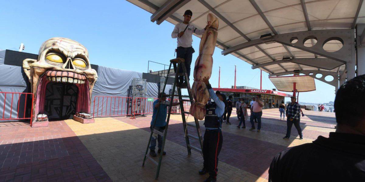 Fundación Malecón 2000 ordena retirar muñecos que simulaban ser cadáveres humanos