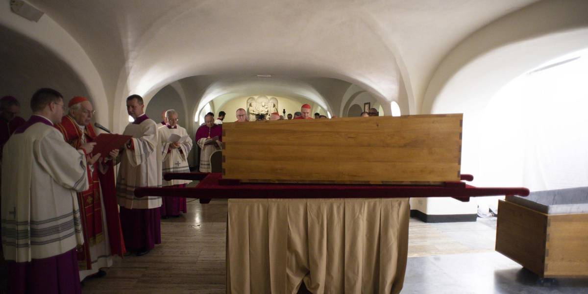 Cerca de 50.000 personas asistieron al funeral de Benedicto XVI