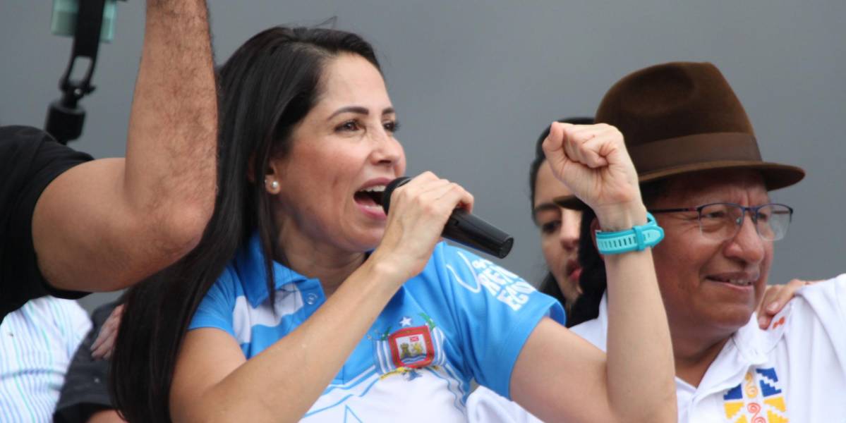Elecciones Ecuador 2025 | Luisa González destaca el apoyo de políticos, entre ellos Jan Topic, en su cierre de campaña