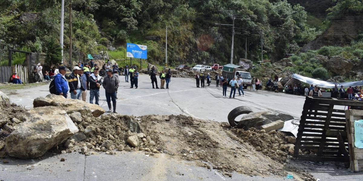 La vía Cuenca-Molleturo permanece cerrada en oposición a tres ordenanzas municipales