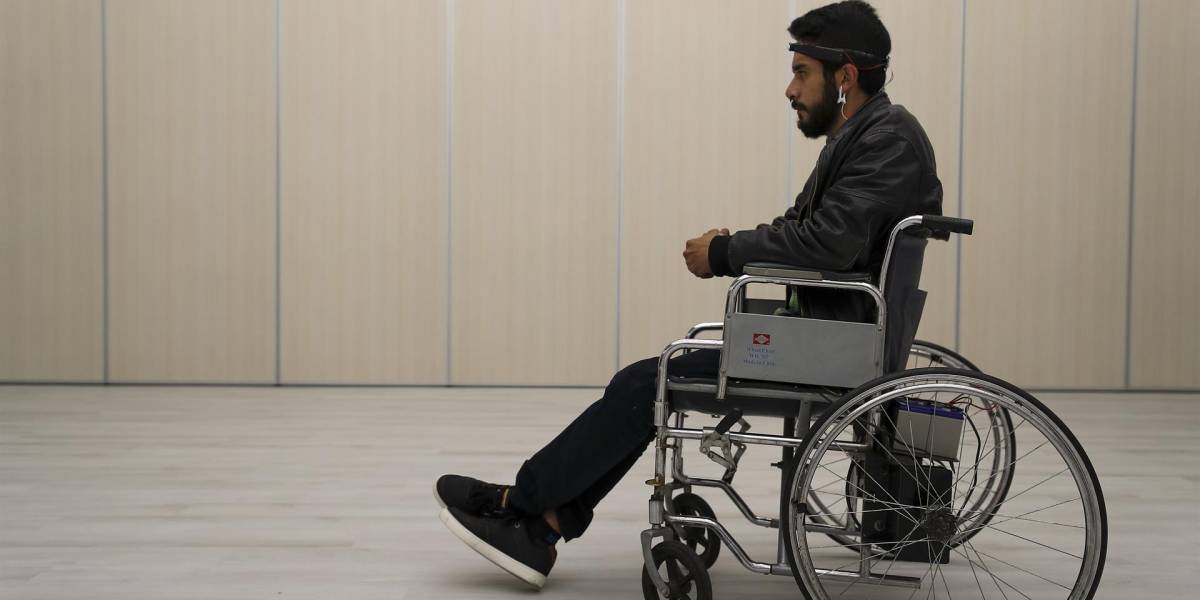 Universitarios ecuatorianos desarrollan silla de ruedas controlada con la mente
