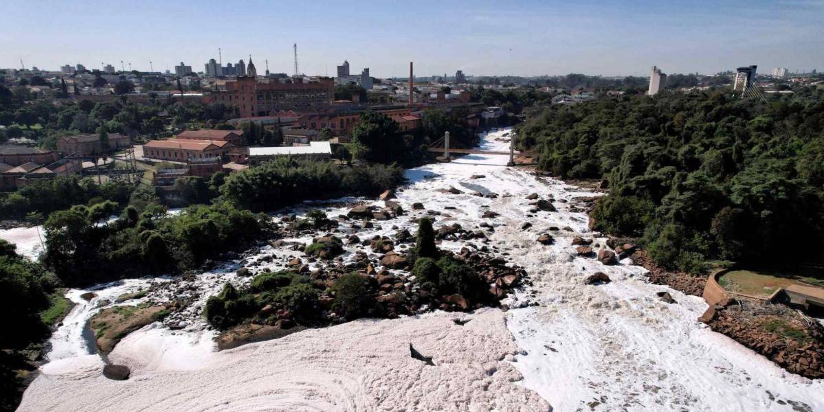 Brasil: una capa de espuma tóxica cubre el río Tiete en Sao Paulo