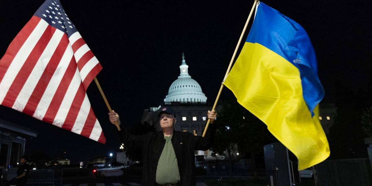 Los partidarios de Ucrania sostienen banderas fuera del Capitolio de los Estados Unidos después de que el Senado aprobara el paquete de ayuda militar.