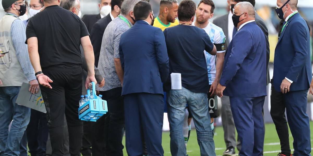 Agentes sanitarios interrumpen el Brasil-Argentina para deportar 4 jugadores argentinos