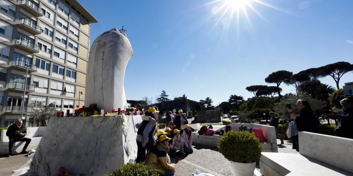 El Papa Francisco duerme sin máscara de oxígeno, un paso positivo en su recuperación