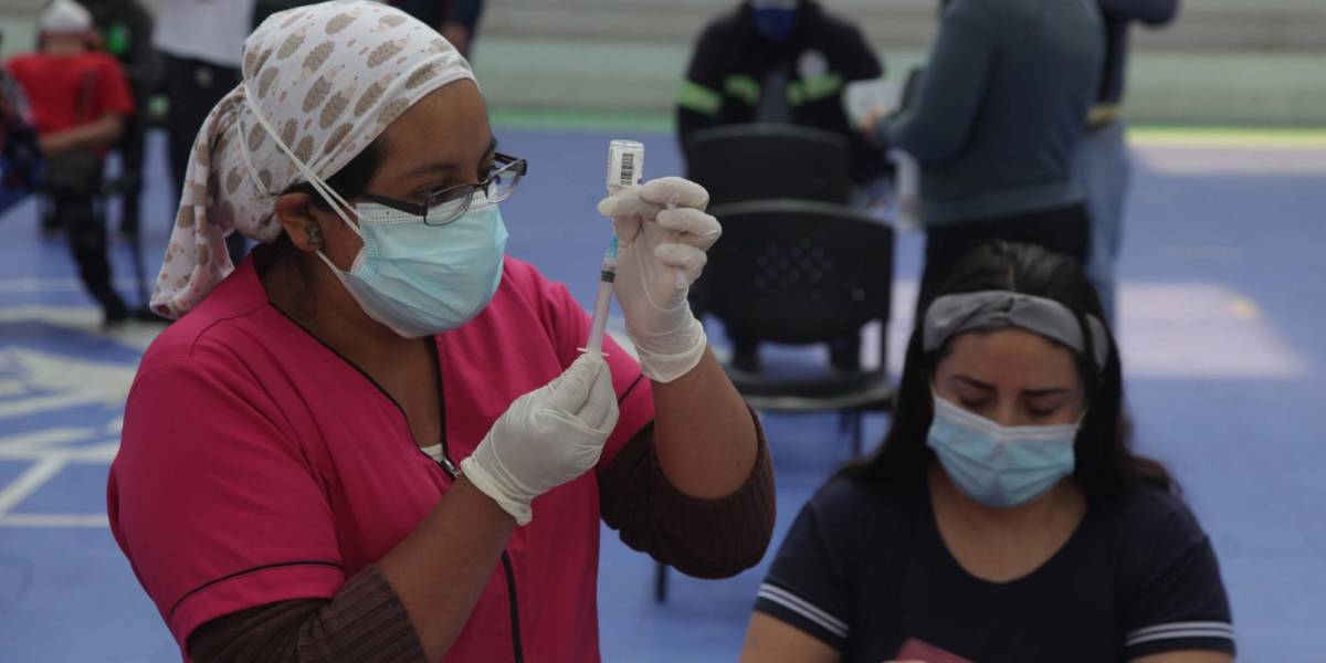 Vacunación estancada en Ecuador pese a leve aumento de casos de COVID-19