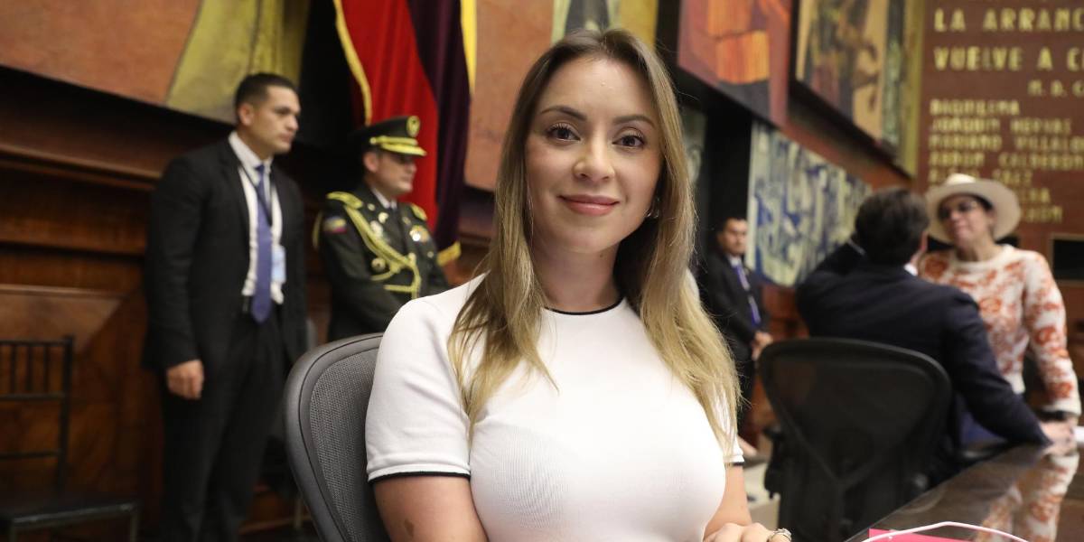 La asambleísta Mishel Mancheno denuncia cobros indebidos de una legisladora de la Revolución Ciudadana