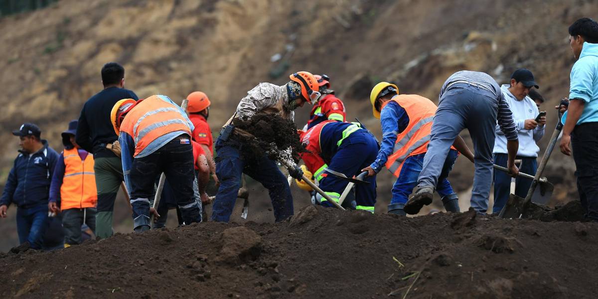 Deslave en Alausí: Rescatistas deben presentar salvoconducto para ingresar a zona del derrumbe
