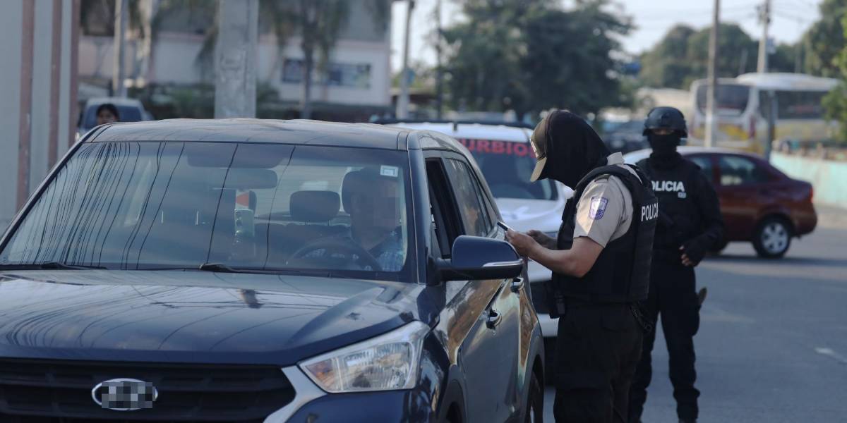 Tres policías son detenidos por su presunta implicación en un secuestro, en Guayaquil