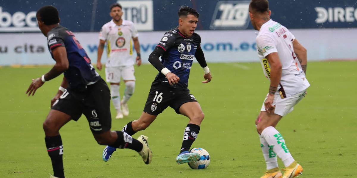 Kendry Páez tuvo que salir del partido ante Mushuc Runa por una molestia muscular