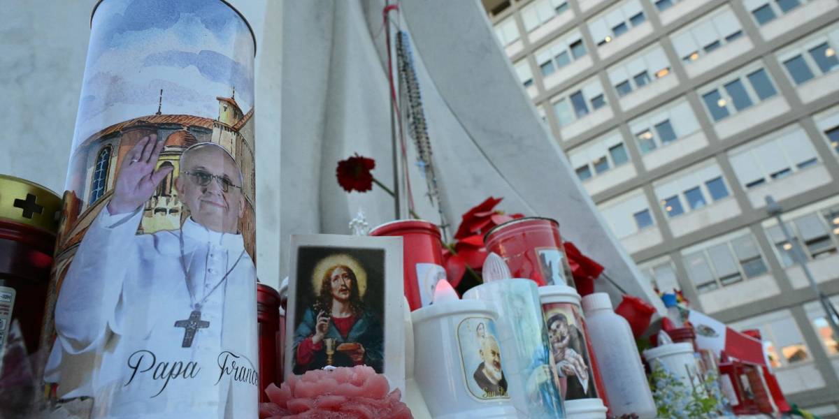 Tras 18 días hospitalizado, ¿qué se sabe de la salud del papa Francisco?