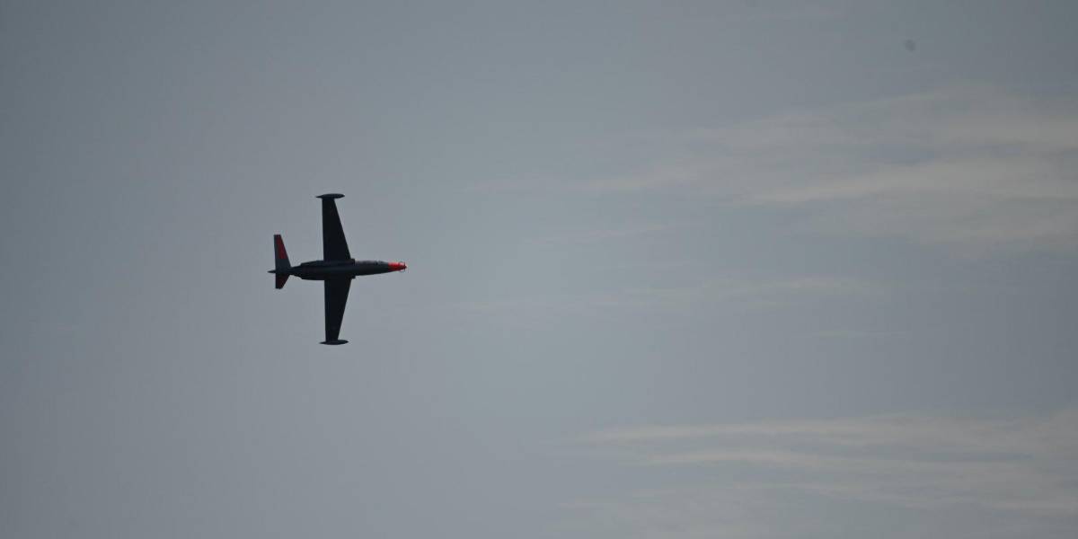 Video | Un avión se estrella contra el mar durante espectáculo conmemorativo en Francia