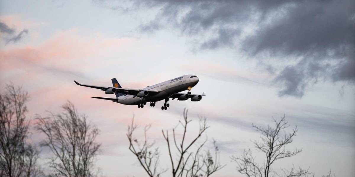 Sale de España hacia Varsovia el segundo vuelo humanitario de Ecuador
