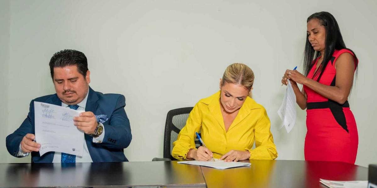 Susana González firmó contrato colectivo con 100 trabajadores de la Prefectura del Guayas