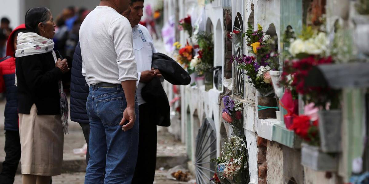 Cientos de personas acuden a los cementerios por el Día de Difuntos