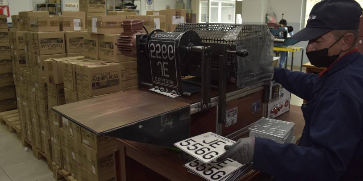 Más de 570 000 placas vehiculares se han distribuido a escala nacional