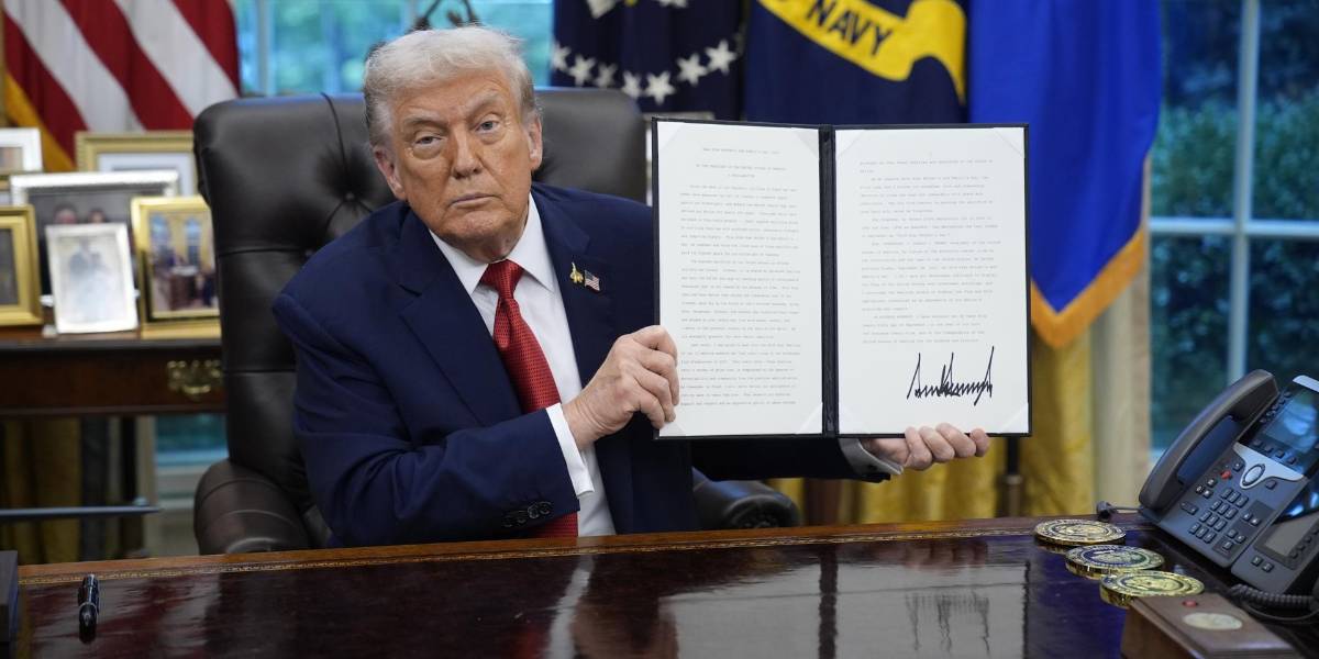 Trump firma orden ejecutiva que hace efectivo el funcionamiento legal de TikTok en EE.UU.