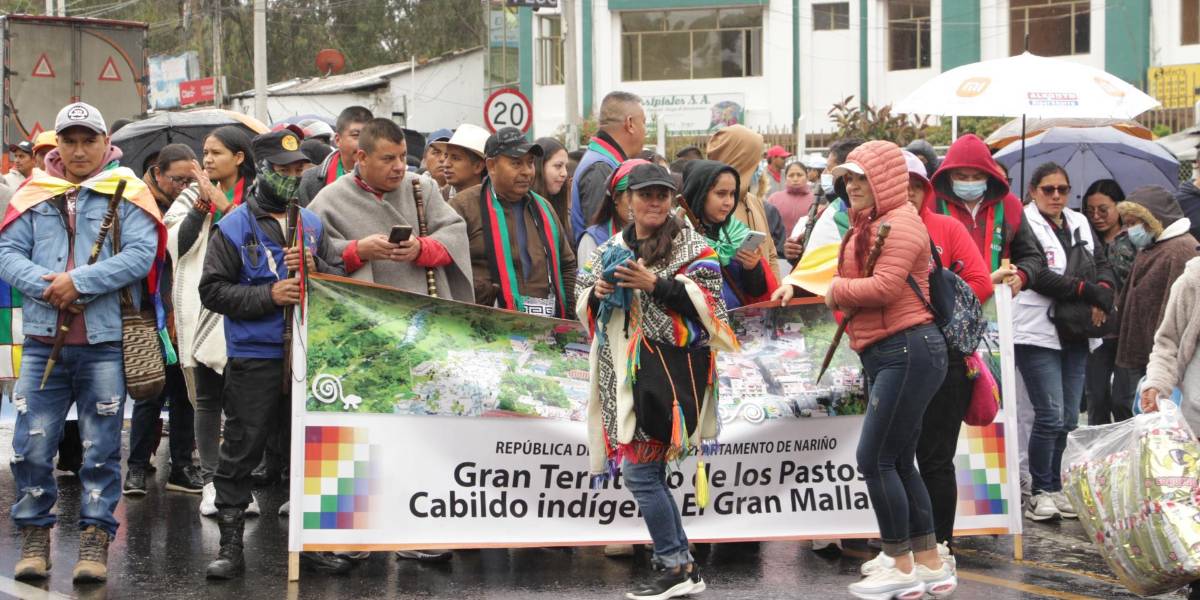 Indígenas de Colombia protestan en la frontera con Ecuador por la destrucción de puentes