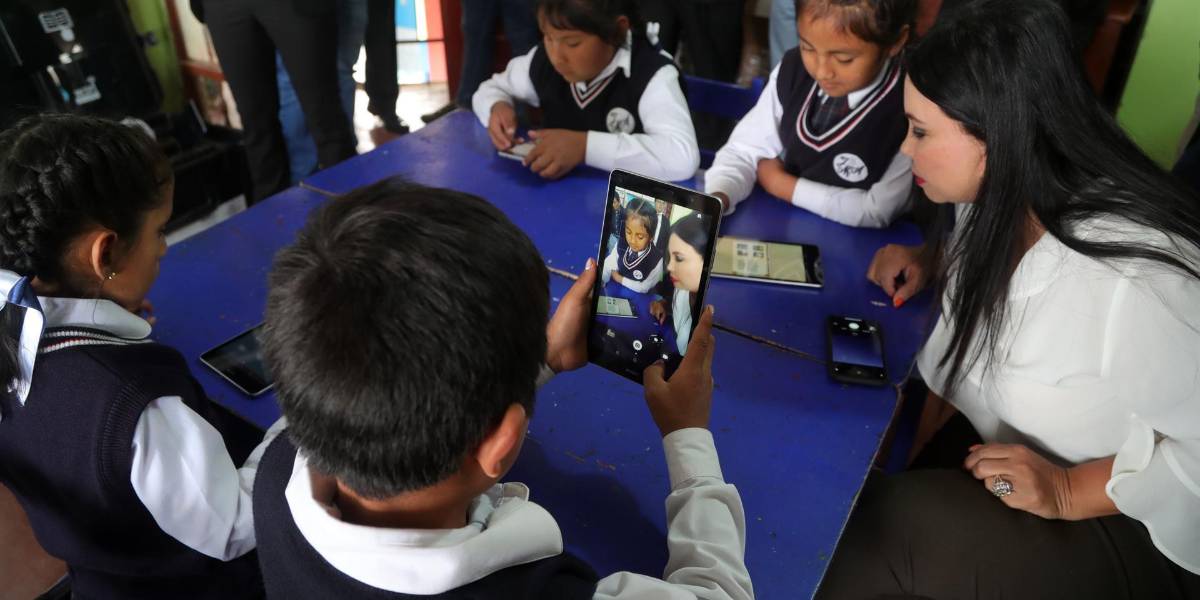 Las escuelas de Perú volverán a abrir en marzo de 2022 tras dos años cerradas