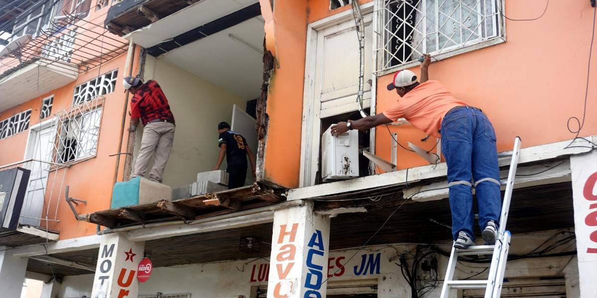 El número de afectados por el sismo en Esmeraldas asciende a 2 098