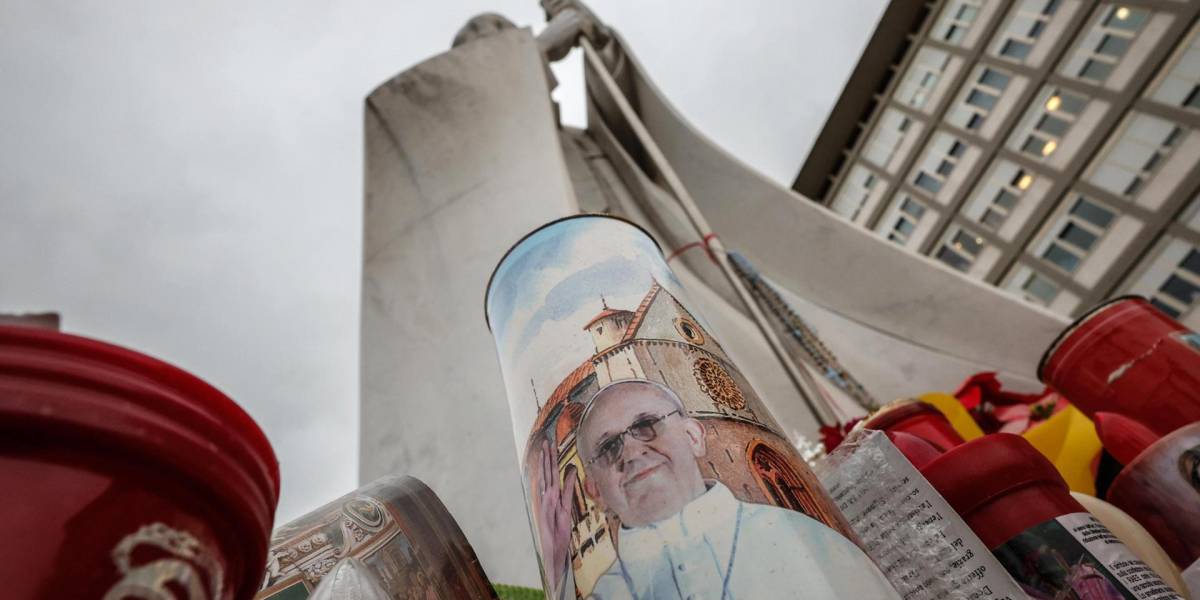 El Papa Francisco cumple un mes hospitalizado, su recuperación avanza lentamente