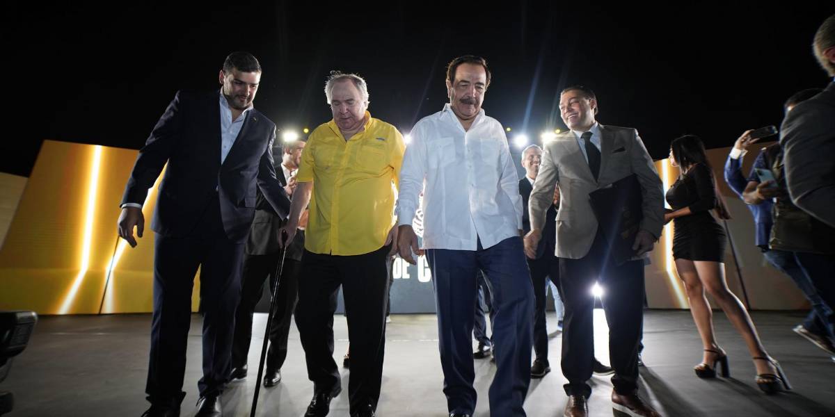 Jaime Nebot y Abdalá Bucaram se saludan en evento de Barcelona