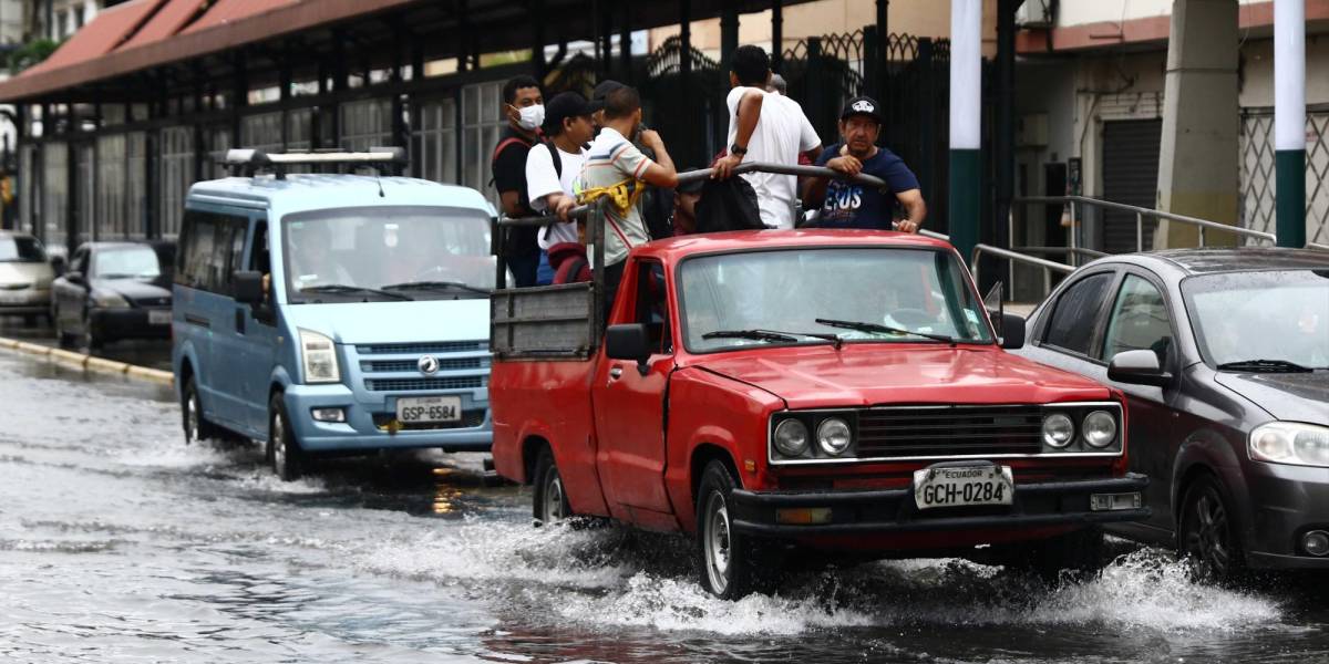 Jueves caótico en Guayaquil: la ciudad inundada y sin buses