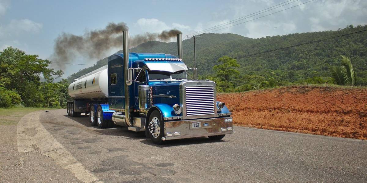 Más de la mitad del combustible que llegaba a Carchi salía como contrabando hacia Colombia